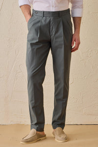 Saliegroen smart casual tweedelig pak in safaristijl met opstaande kraag en stretchstof.