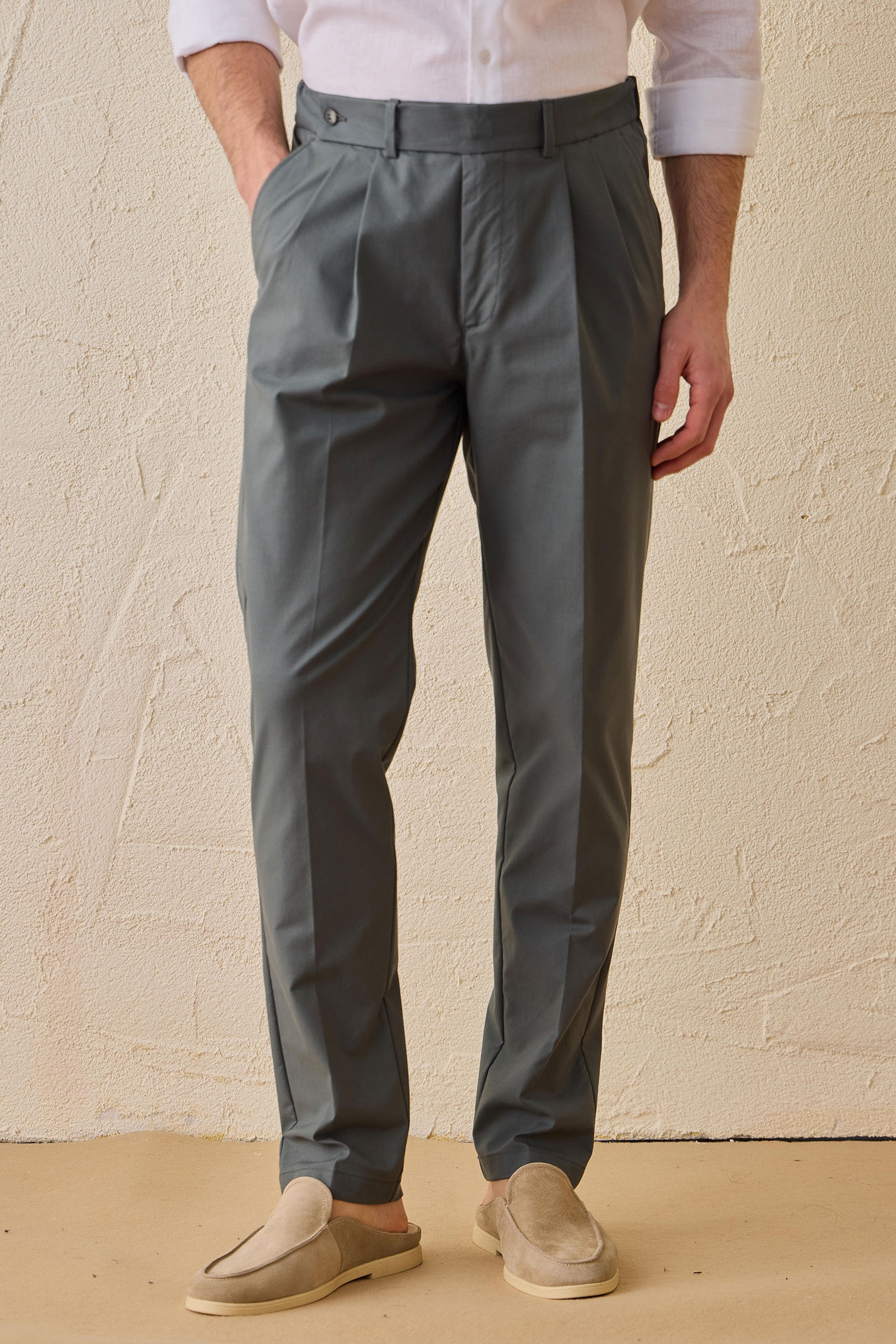 Saliegroen smart casual tweedelig pak in safaristijl met opstaande kraag en stretchstof.
