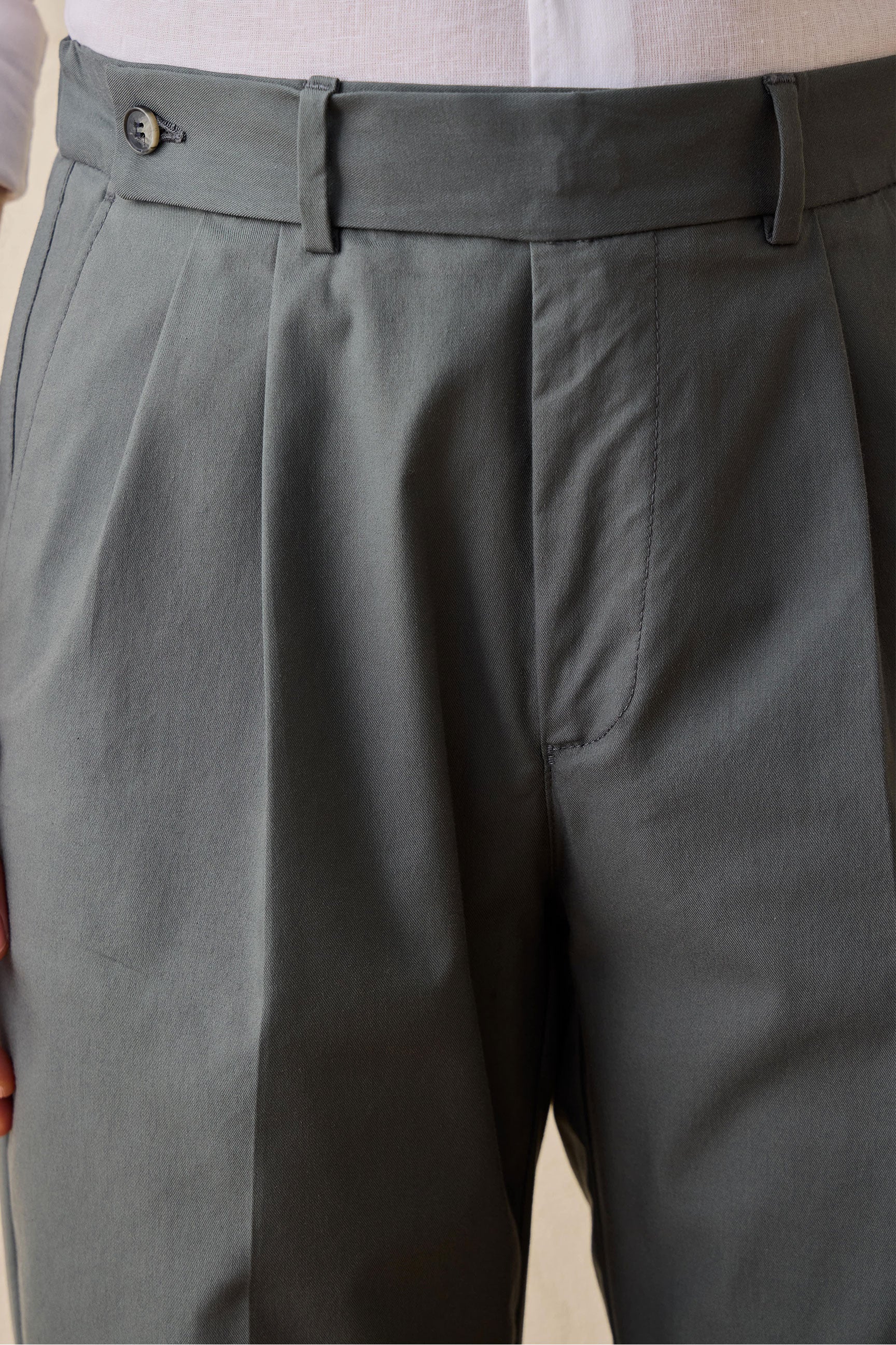 Saliegroen smart casual tweedelig pak in safaristijl met opstaande kraag en stretchstof.