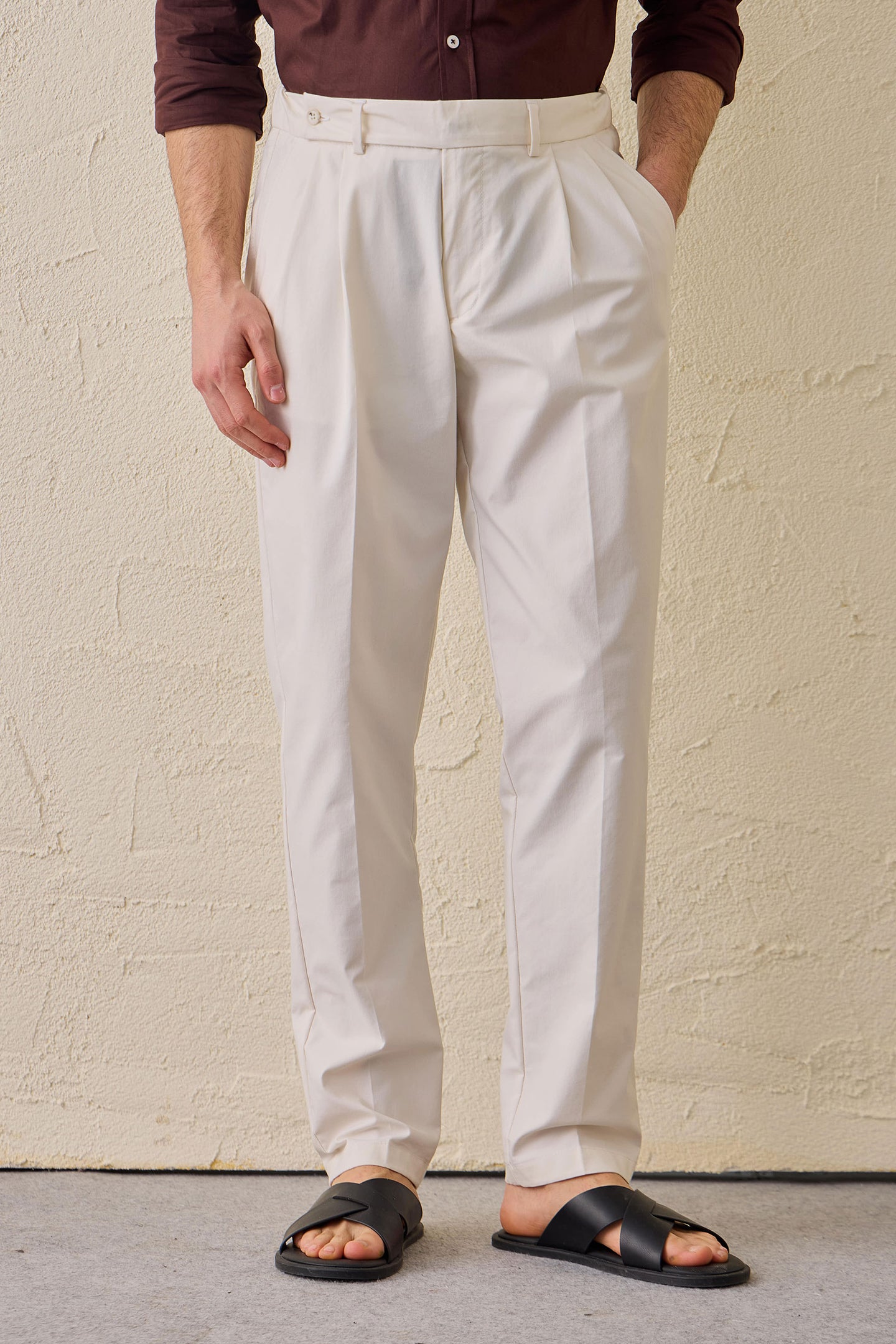 Witte geplooide smart casual broek voor heren, klassieke pasvorm.