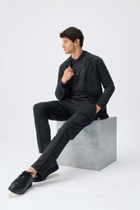 Herenpak bestaande uit een blazer en een broek van zachte, antracietkleurige jersey in smart casual stijl.