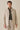 Beige smart casual tweedelig pak voor heren in safaristijl met opstaande kraag en stretchstof.