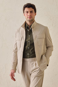 Beige smart casual tweedelig pak voor heren in safaristijl met opstaande kraag en stretchstof.