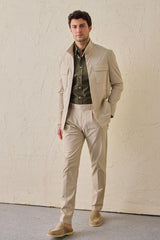Beige smart casual tweedelig pak voor heren in safaristijl met opstaande kraag en stretchstof.