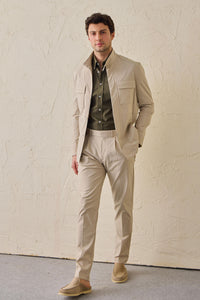 Beige smart casual tweedelig pak voor heren in safaristijl met opstaande kraag en stretchstof.