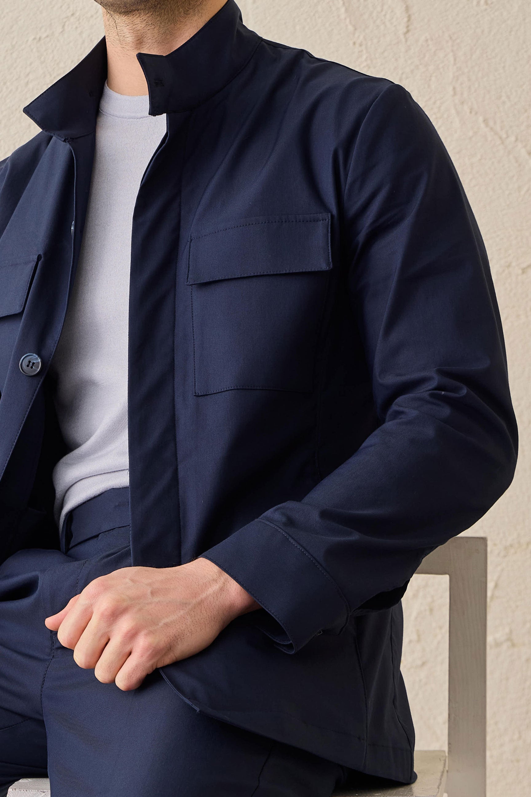 Marineblauwe utility-jas voor heren, lichtgewicht katoenmix, smart casual model.