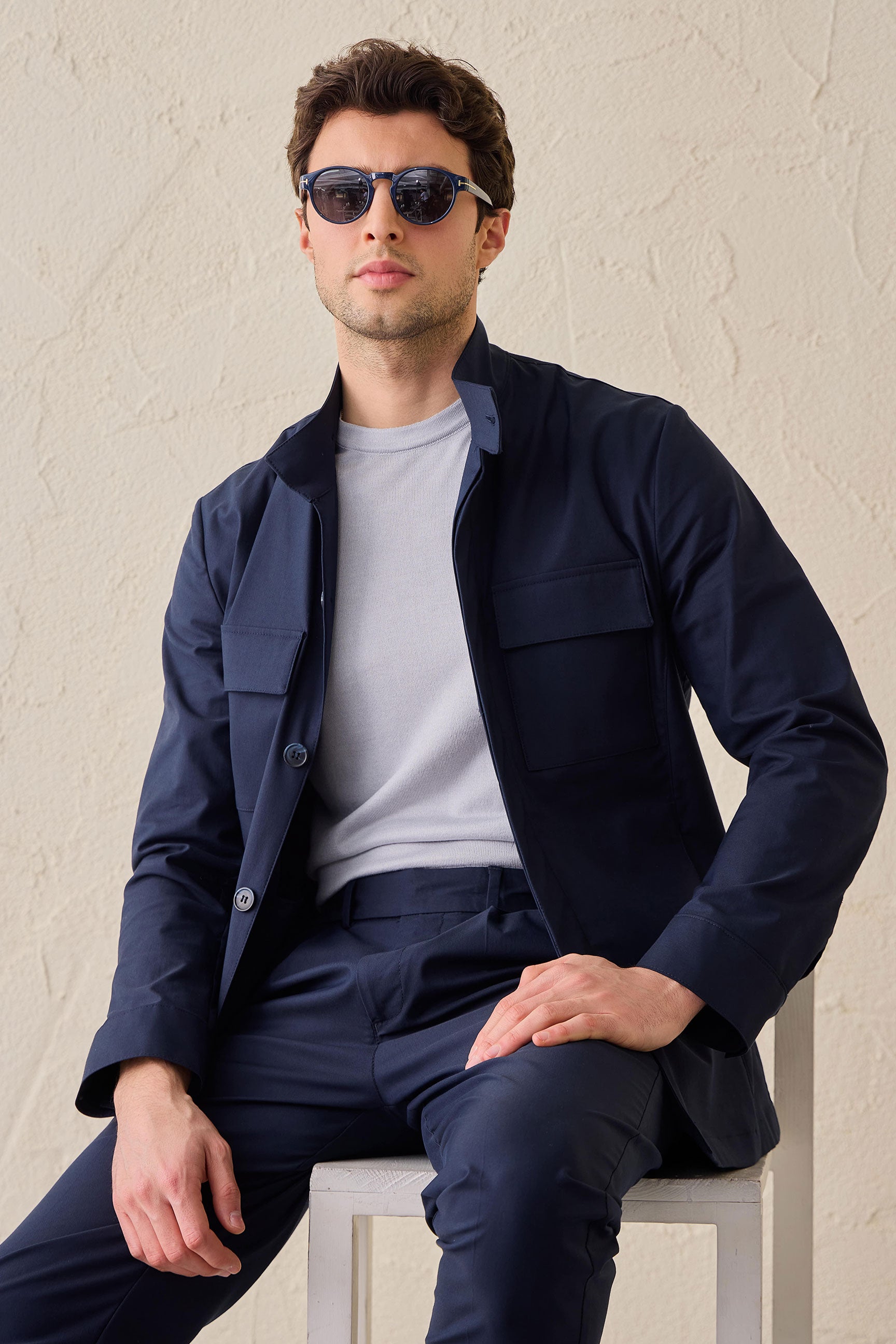 Marineblauwe utility-jas voor heren, lichtgewicht katoenmix, smart casual model.
