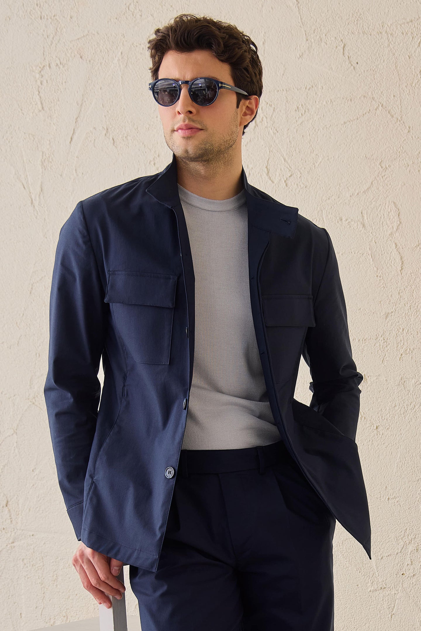 Marineblauwe smart casual tweedelige pak in safaristijl met opstaande kraag, stretchstof.