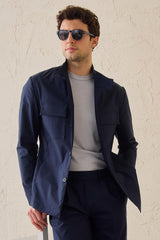Marineblauwe smart casual tweedelige pak in safaristijl met opstaande kraag, stretchstof.