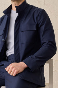 Marineblauwe smart casual tweedelige pak in safaristijl met opstaande kraag, stretchstof.