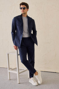 Marineblauwe smart casual tweedelige pak in safaristijl met opstaande kraag, stretchstof.