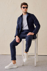 Marineblauwe smart casual tweedelige pak in safaristijl met opstaande kraag, stretchstof.