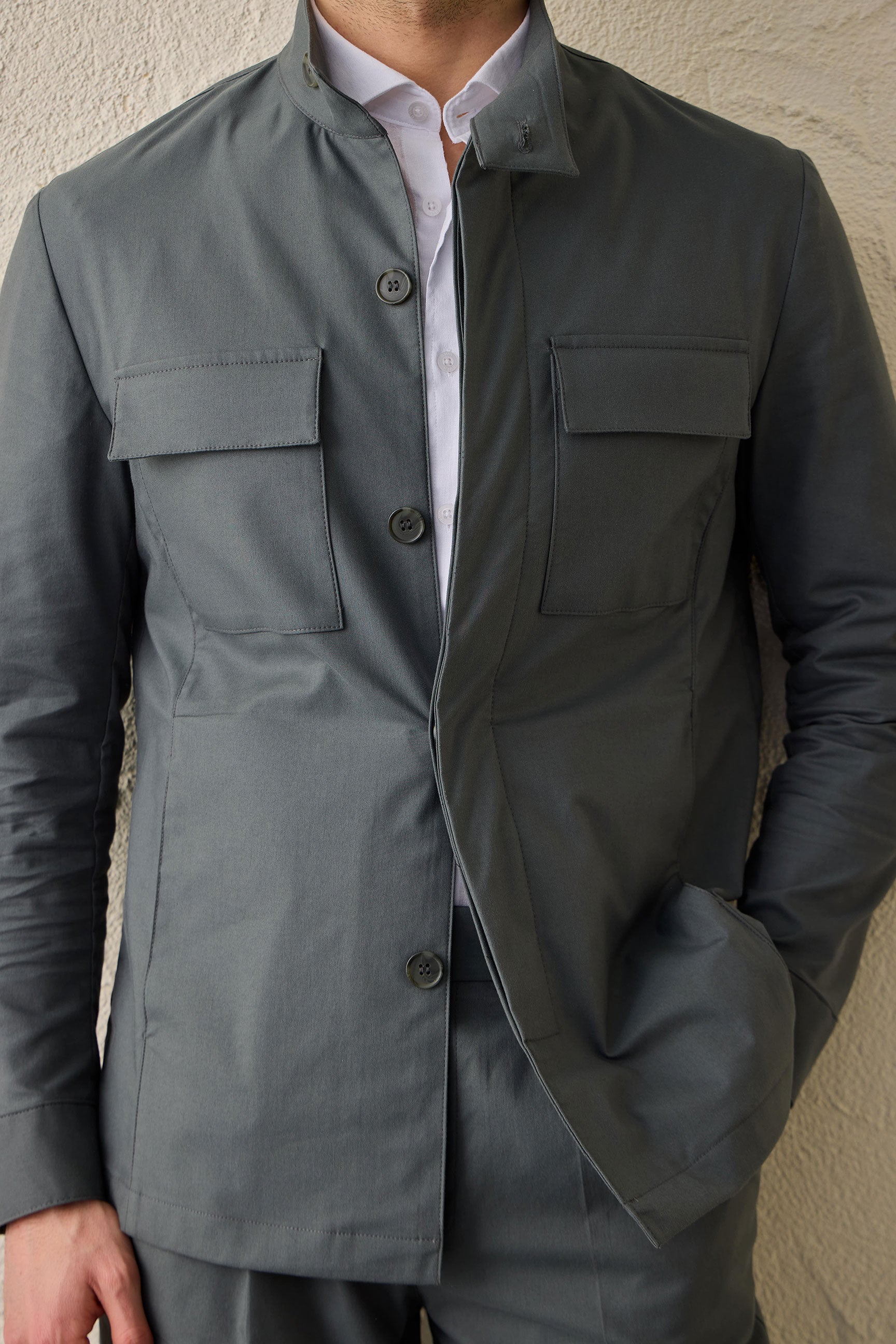 Saliegroen smart casual tweedelig pak in safaristijl met opstaande kraag en stretchstof.