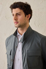 Saliegroen smart casual tweedelig pak in safaristijl met opstaande kraag en stretchstof.