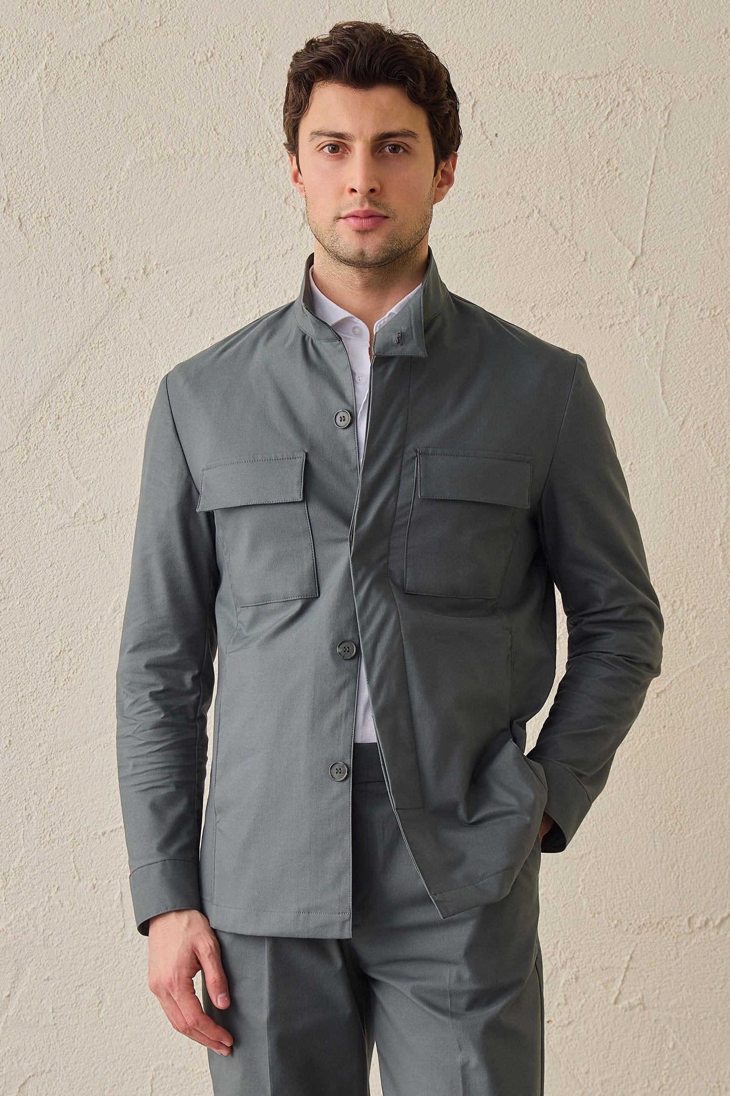 Saliegroen smart casual tweedelig pak in safaristijl met opstaande kraag en stretchstof.