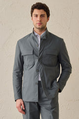 Saliegroen smart casual tweedelig pak in safaristijl met opstaande kraag en stretchstof.