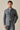 Saliegroen smart casual tweedelig pak in safaristijl met opstaande kraag en stretchstof.