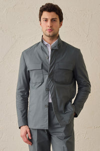 Saliegroen smart casual tweedelig pak in safaristijl met opstaande kraag en stretchstof.