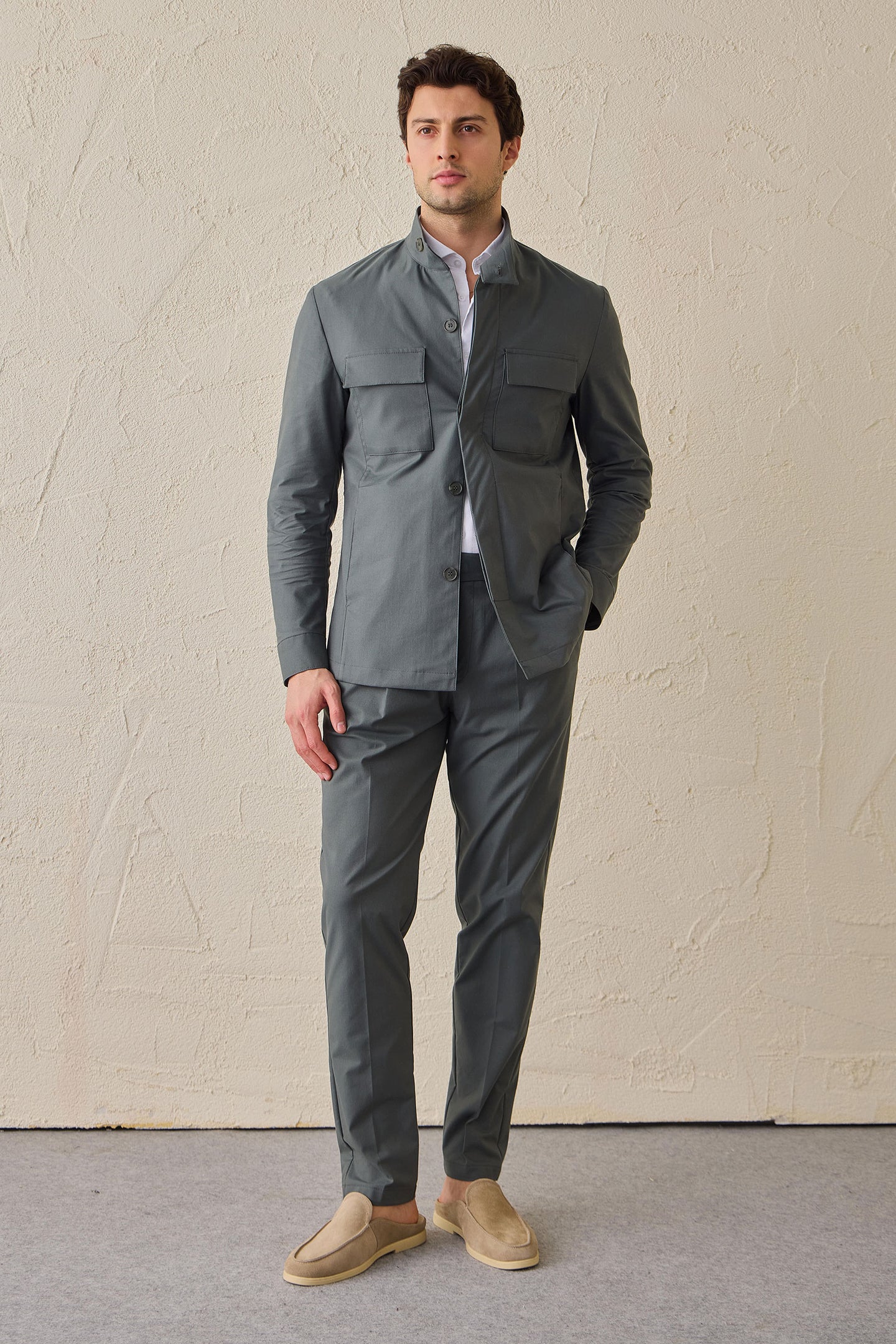 Saliegroen smart casual tweedelig pak in safaristijl met opstaande kraag en stretchstof.