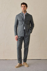 Saliegroen smart casual tweedelig pak in safaristijl met opstaande kraag en stretchstof.
