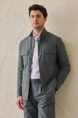 Saliegroen smart casual tweedelig pak in safaristijl met opstaande kraag en stretchstof.