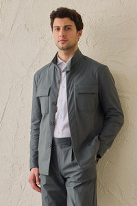 Saliegroen smart casual tweedelig pak in safaristijl met opstaande kraag en stretchstof.