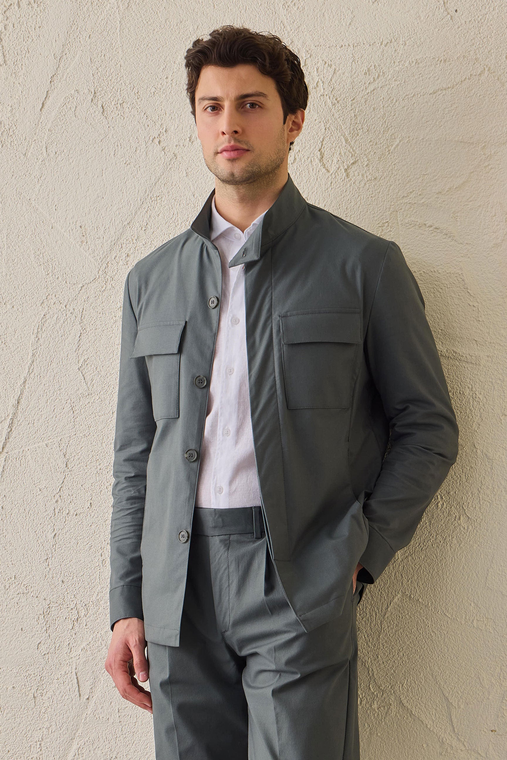 Saliegroen smart casual tweedelig pak in safaristijl met opstaande kraag en stretchstof.