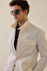 Wit smart casual tweedelig pak voor heren in safaristijl met opstaande kraag en stretchstof.