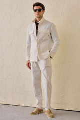Wit smart casual tweedelig pak voor heren in safaristijl met opstaande kraag en stretchstof.