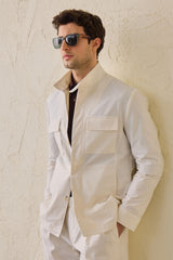 Wit smart casual tweedelig pak voor heren in safaristijl met opstaande kraag en stretchstof.
