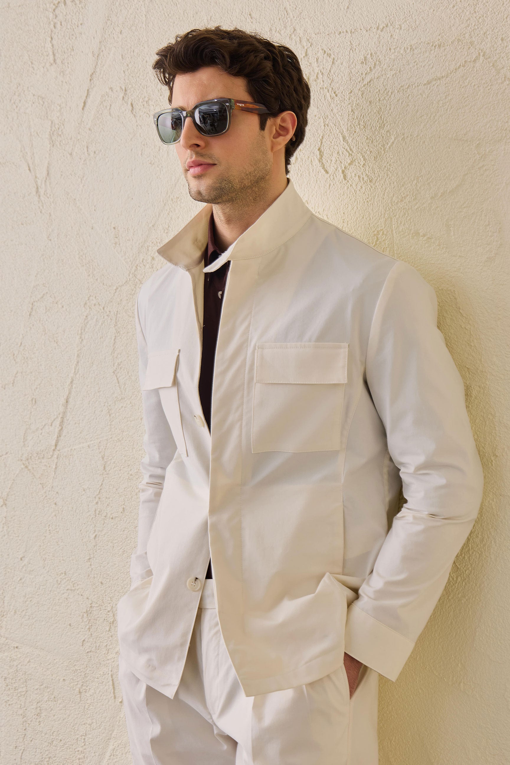 Wit smart casual tweedelig pak voor heren in safaristijl met opstaande kraag en stretchstof.