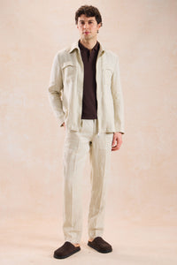 Beige linnen smart casual tweedelig herenpak met ritssluiting aan de voorkant, safari-stijl, zomer
