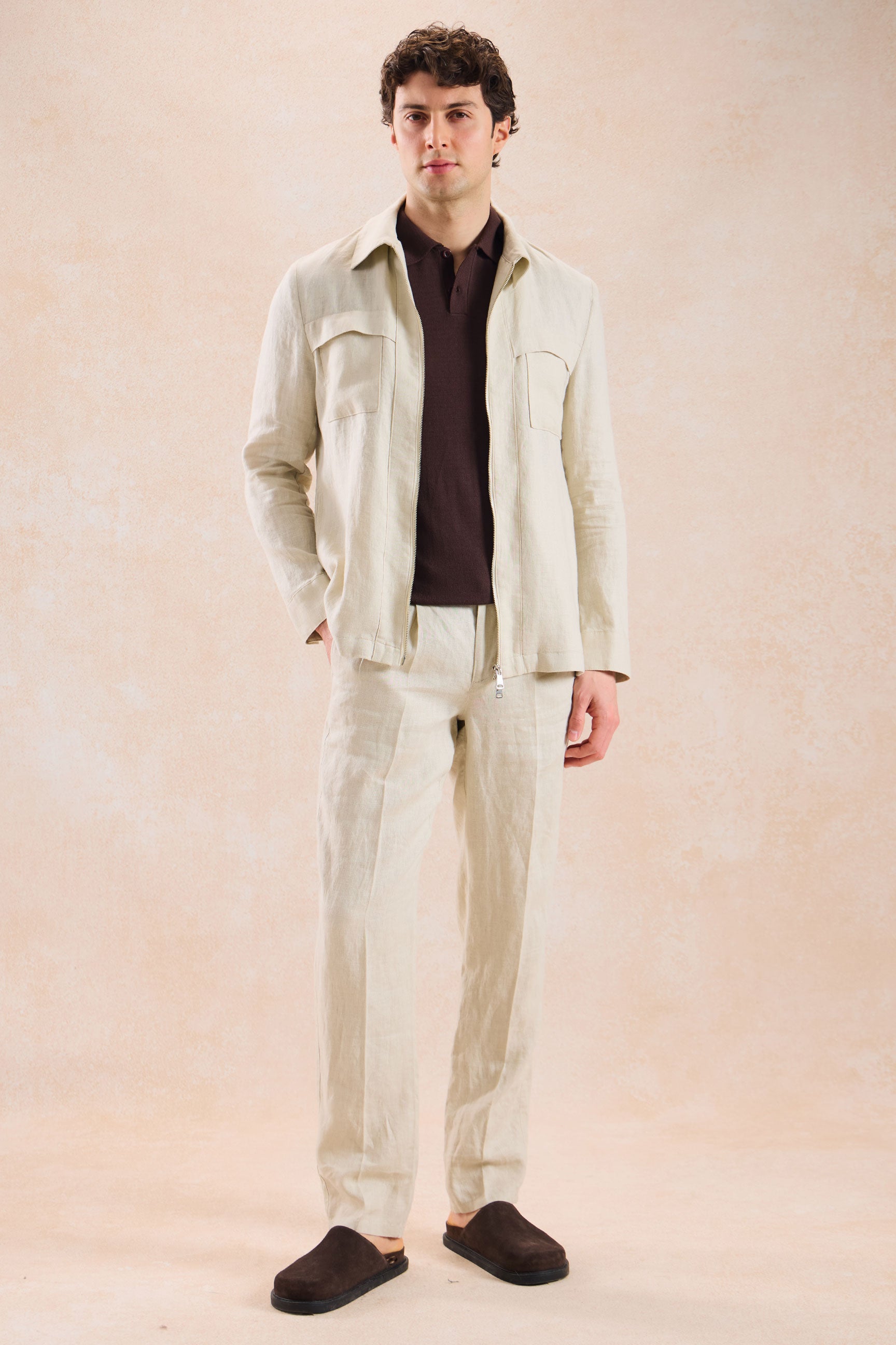 Beige linnen smart casual tweedelig herenpak met ritssluiting aan de voorkant, safari-stijl, zomer