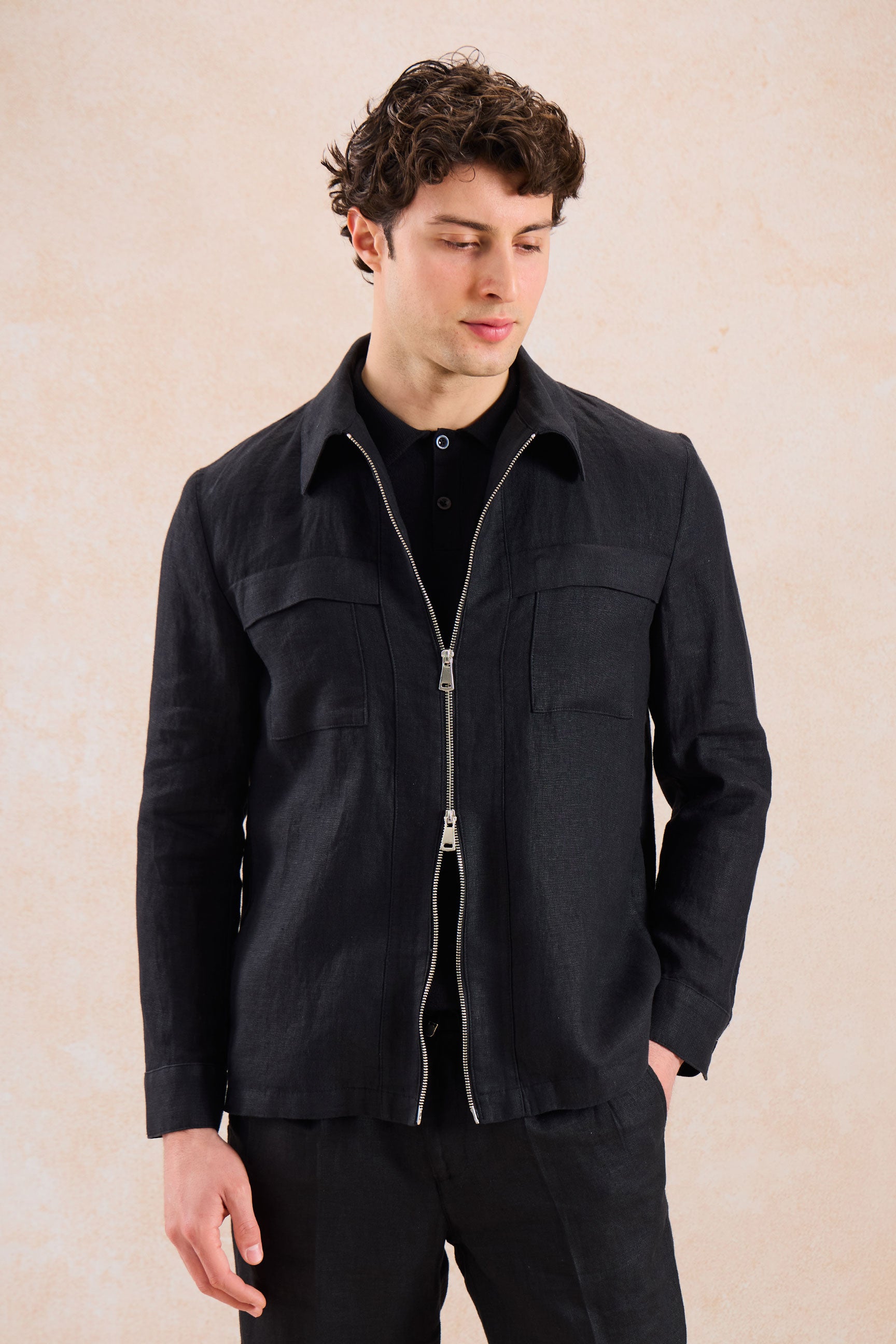 Herenpak van zwart linnen, smart casual, 2-delig, met ritssluiting aan de voorkant, safari-stijl, zomer