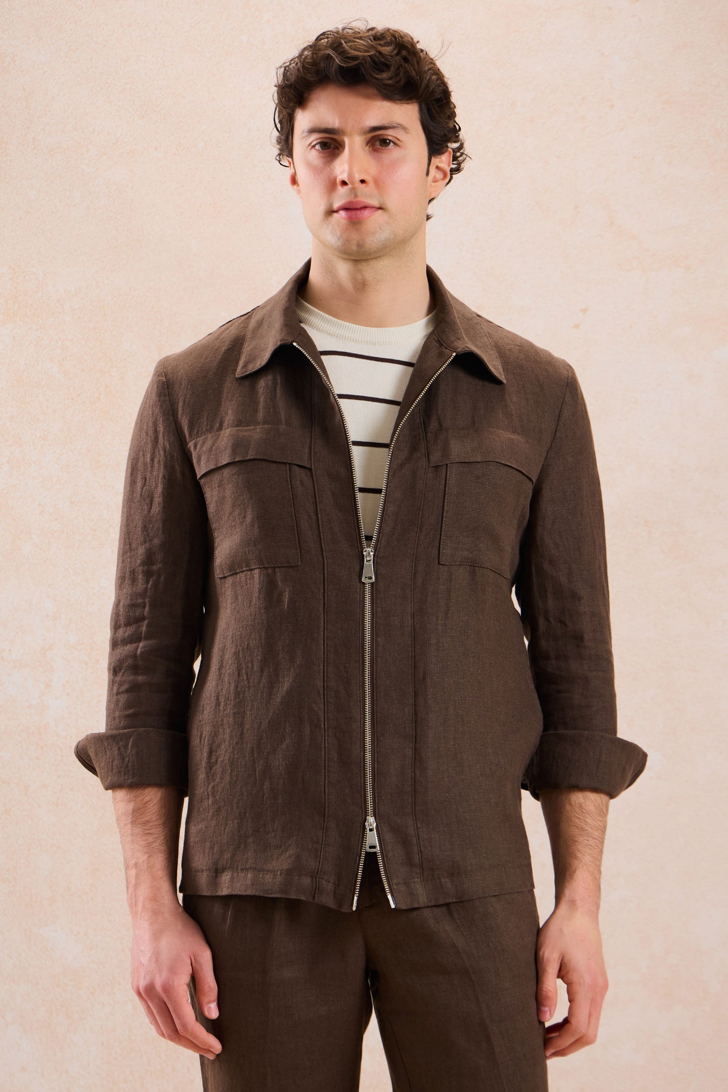 Bruin linnen smart casual tweedelig herenpak met ritssluiting aan de voorkant, safari-stijl, zomer