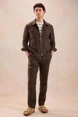 Bruin linnen smart casual tweedelig herenpak met ritssluiting aan de voorkant, safari-stijl, zomer