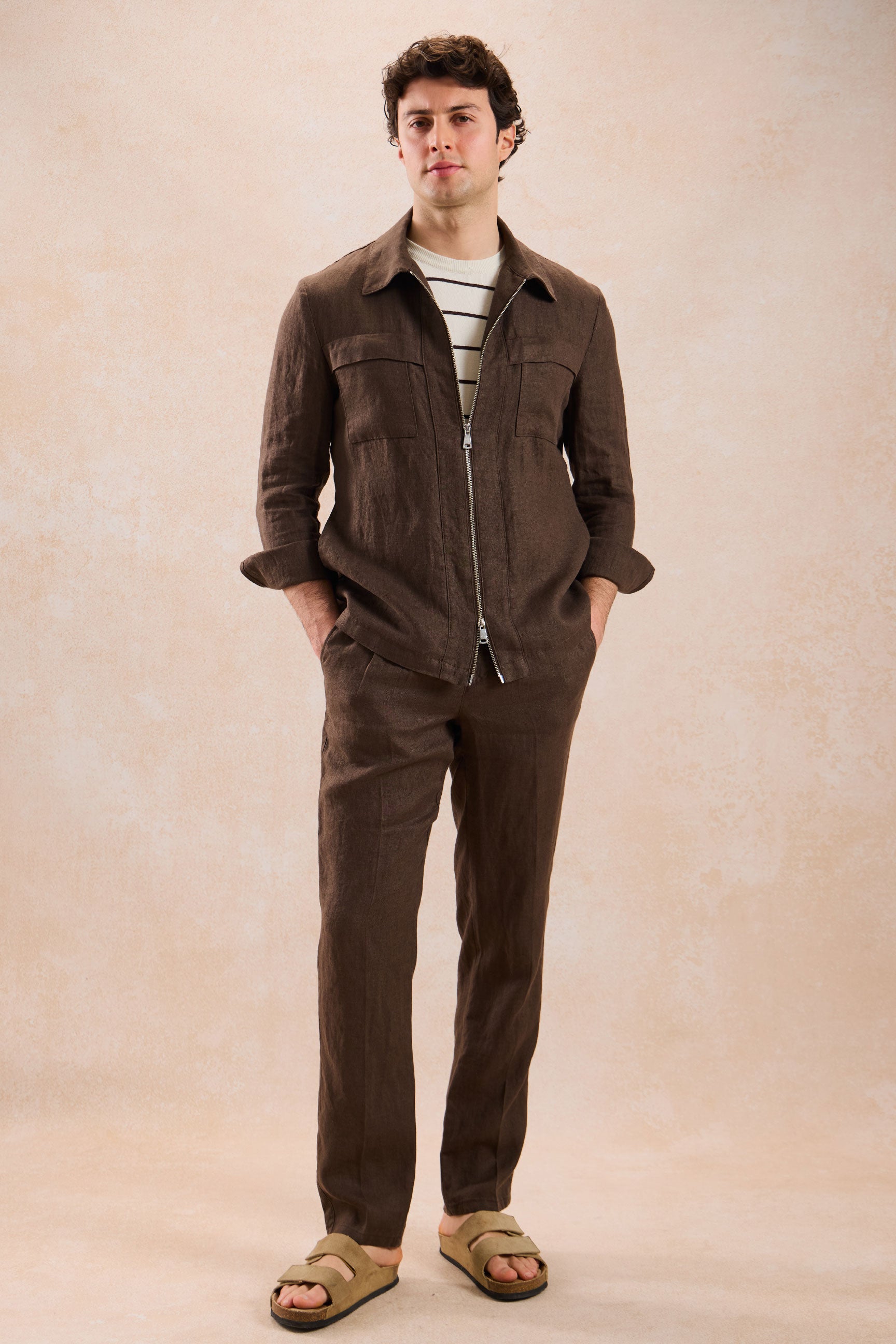 Bruin linnen smart casual tweedelig herenpak met ritssluiting aan de voorkant, safari-stijl, zomer