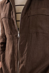Bruin linnen smart casual tweedelig herenpak met ritssluiting aan de voorkant, safari-stijl, zomer
