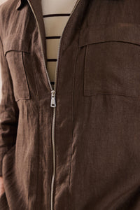 Bruin linnen smart casual tweedelig herenpak met ritssluiting aan de voorkant, safari-stijl, zomer