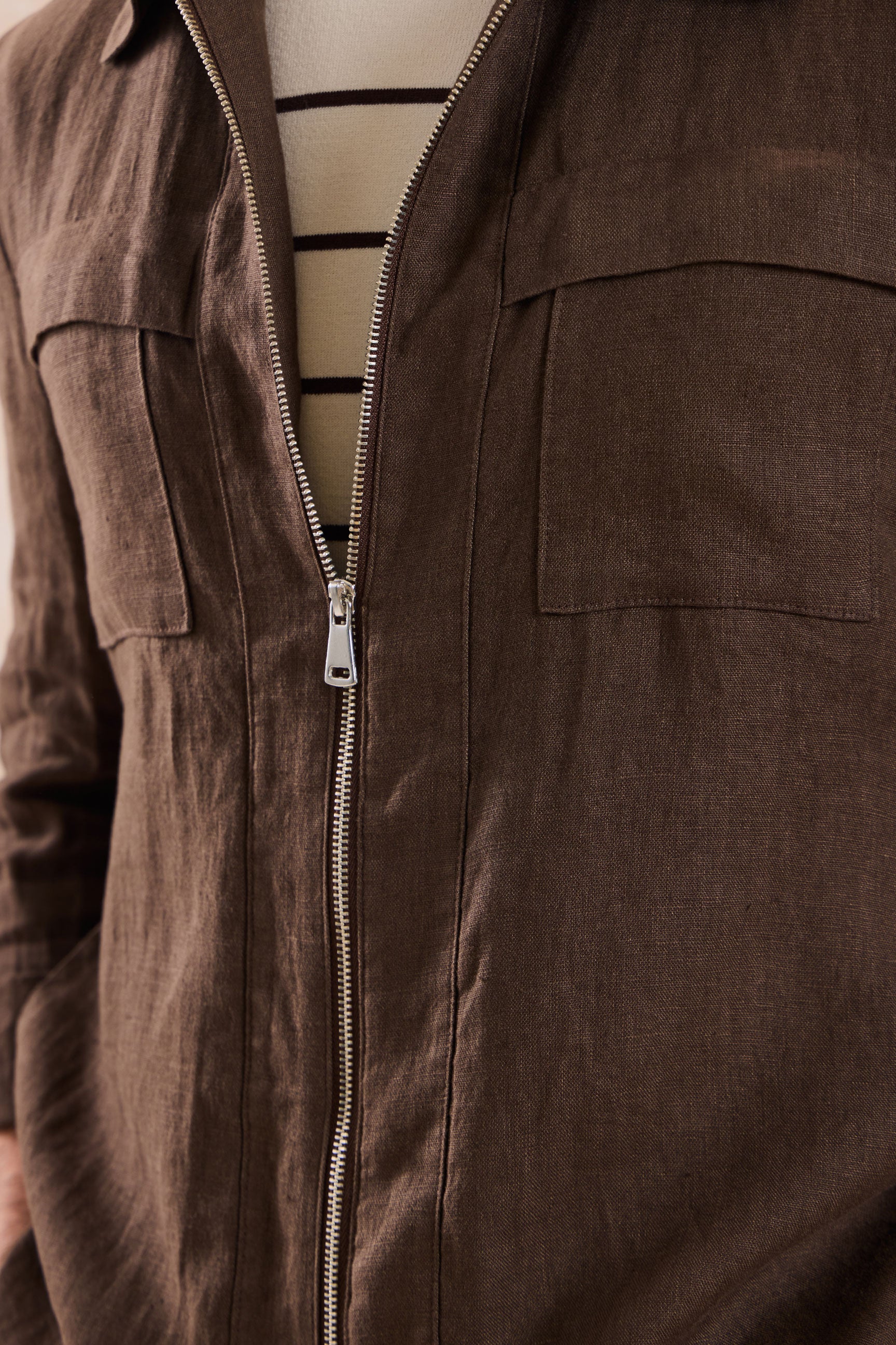 Bruin linnen smart casual tweedelig herenpak met ritssluiting aan de voorkant, safari-stijl, zomer
