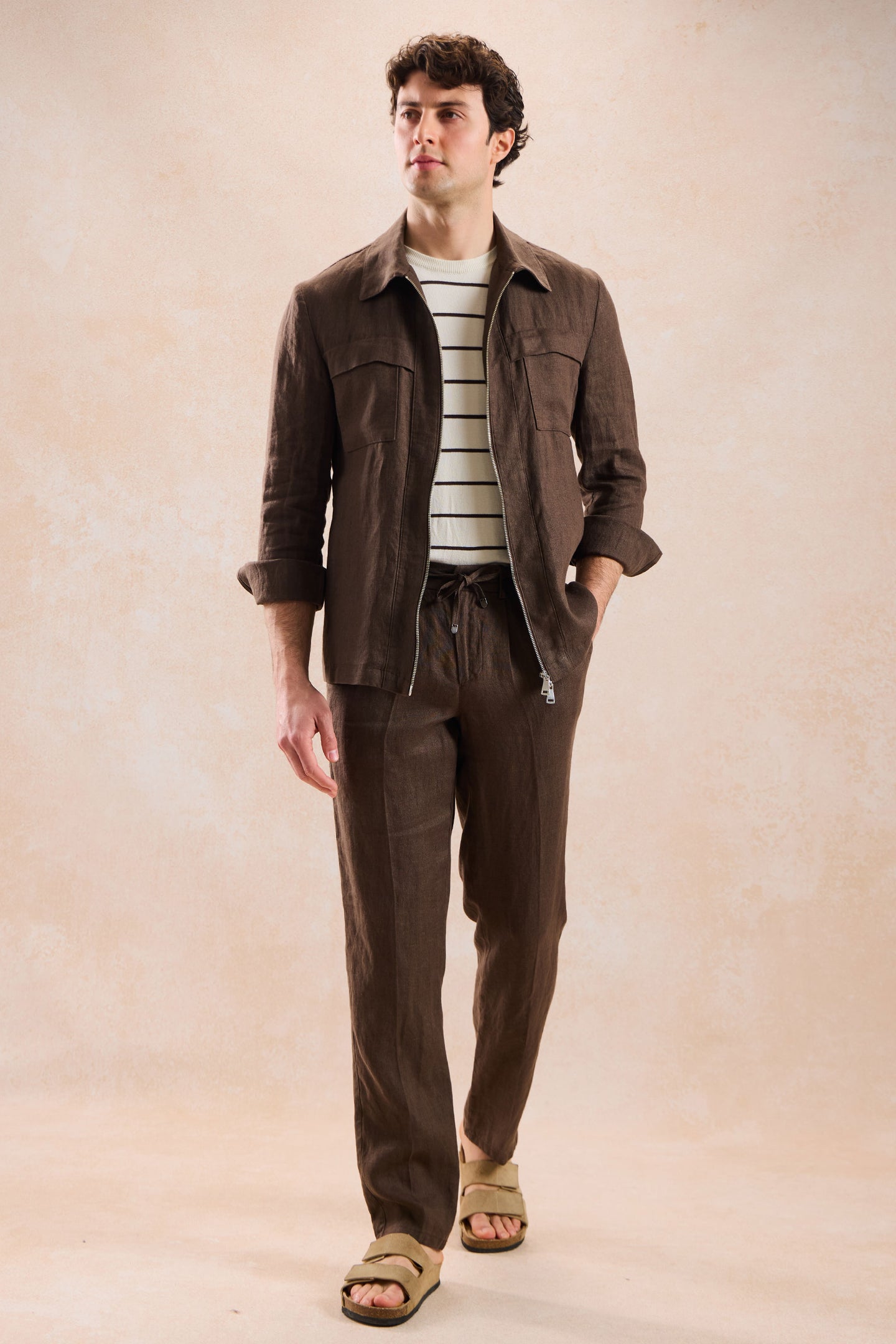 Bruin linnen smart casual tweedelig herenpak met ritssluiting aan de voorkant, safari-stijl, zomer