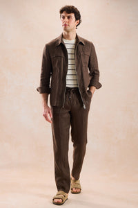 Bruin linnen smart casual tweedelig herenpak met ritssluiting aan de voorkant, safari-stijl, zomer