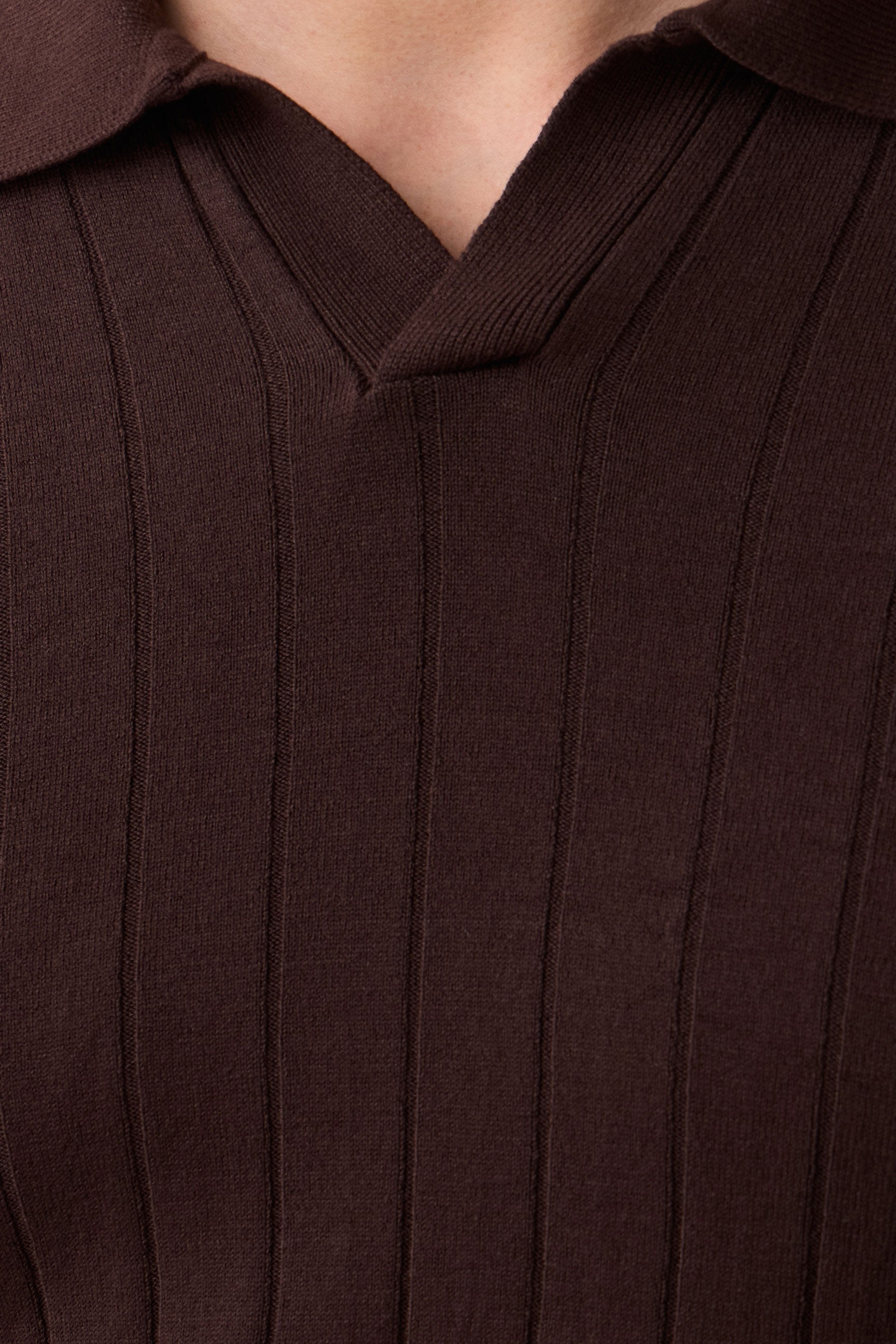 Herenpolo met bruine ribbels
