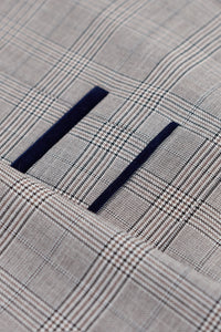 Hugo Heren Lichtgrijs Driedelig Pak met Marineblauwe Ruit en Fluwelen Bies