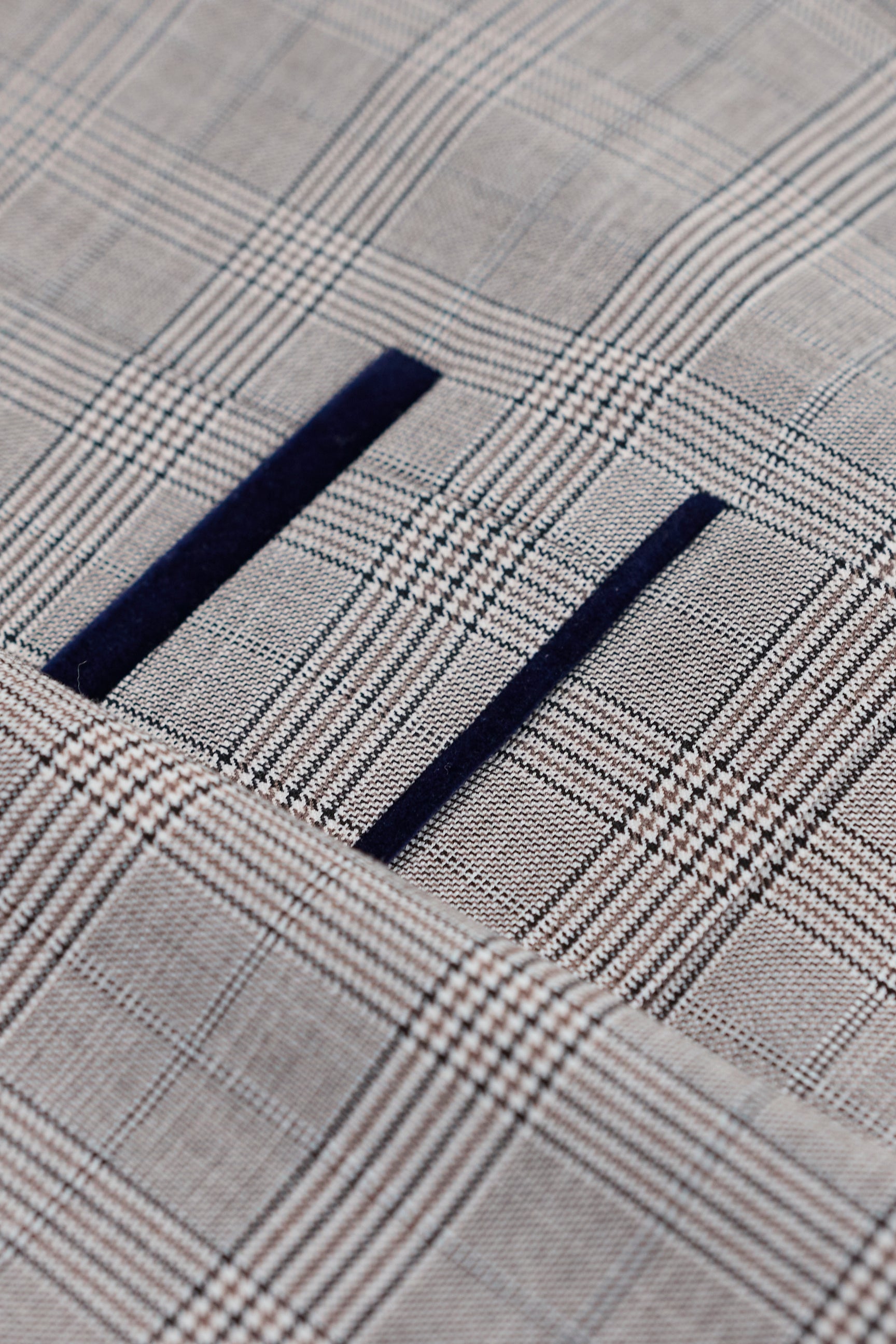 Hugo Heren Lichtgrijs Driedelig Pak met Marineblauwe Ruit en Fluwelen Bies