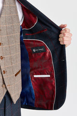 Madrid marineblauw pak met contrasterend Harris Brown tweed vest.