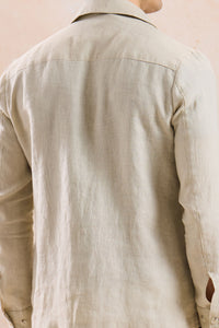 Herenset: beige linnen jas met rits en bruine broek, smart casual zomeroutfit