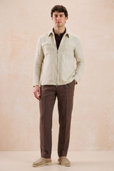 Herenset: beige linnen jas met rits en bruine broek, smart casual zomeroutfit