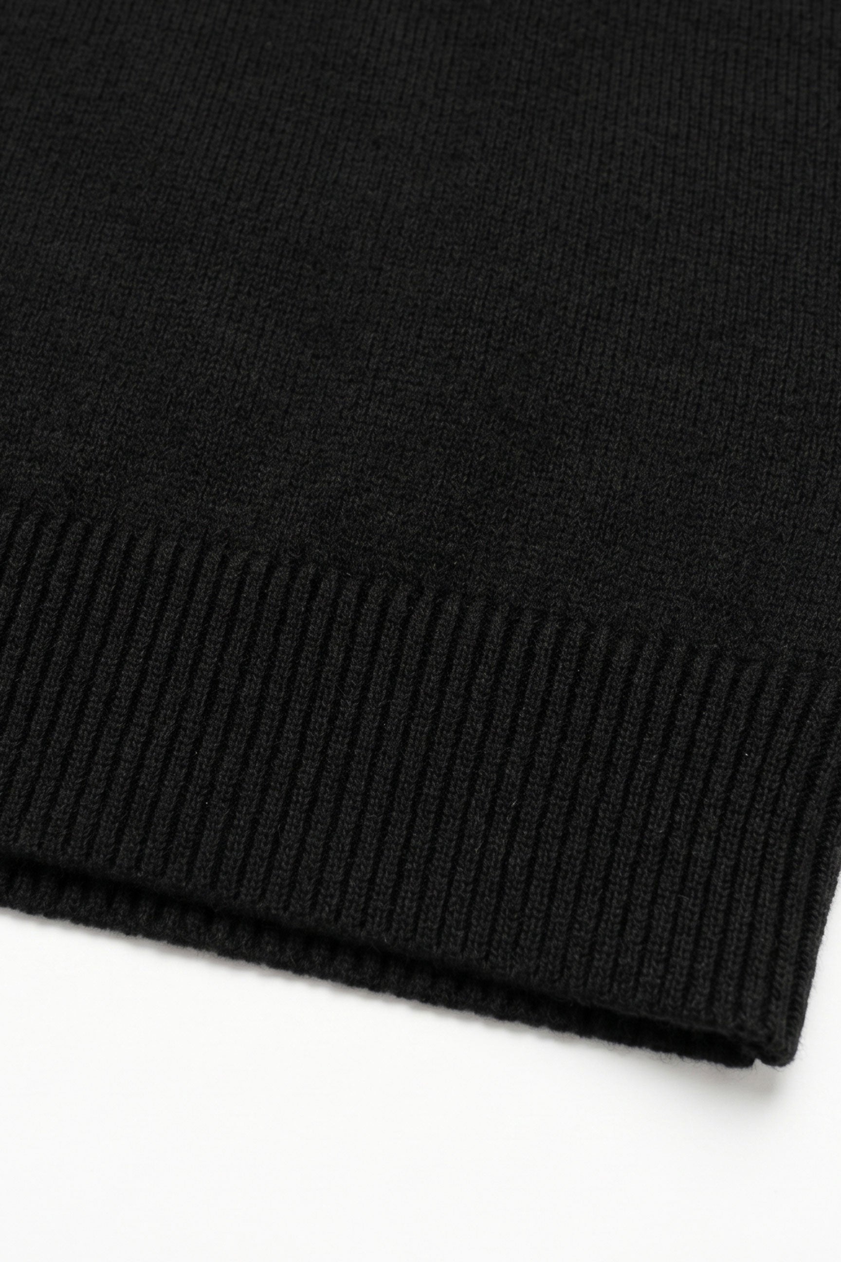 Zwarte gebreide trui met ronde hals voor heren, gemaakt van acryl.