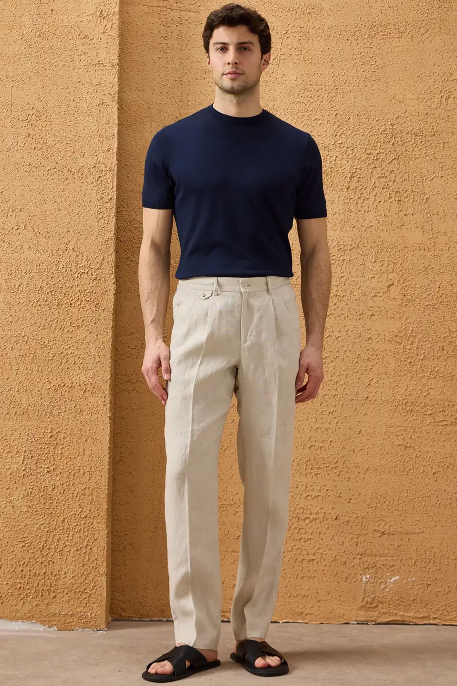 Herenset: zwarte linnen jas met rits en beige broek, smart casual zomeroutfit